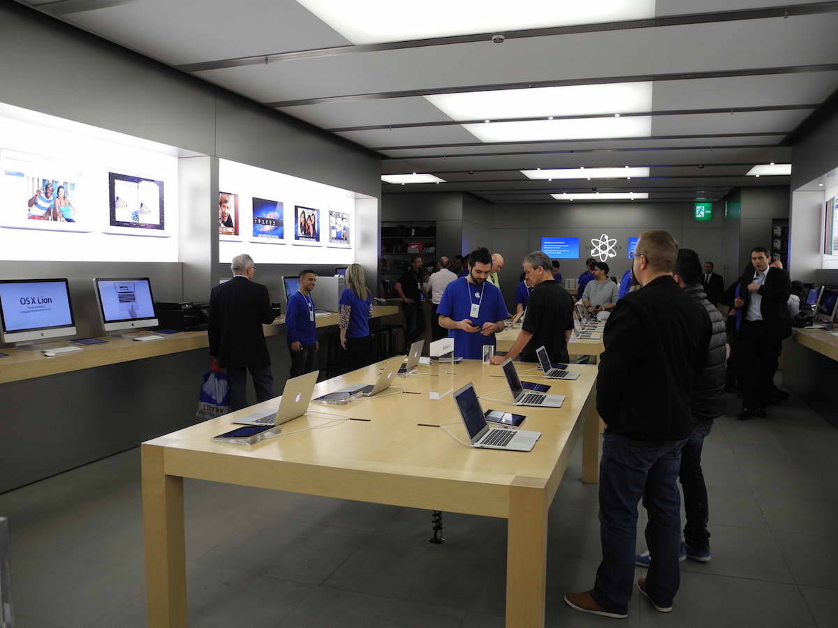 Fully Charged: Apple Store revamp, Pebble gets smarter, and Assassin’s ...