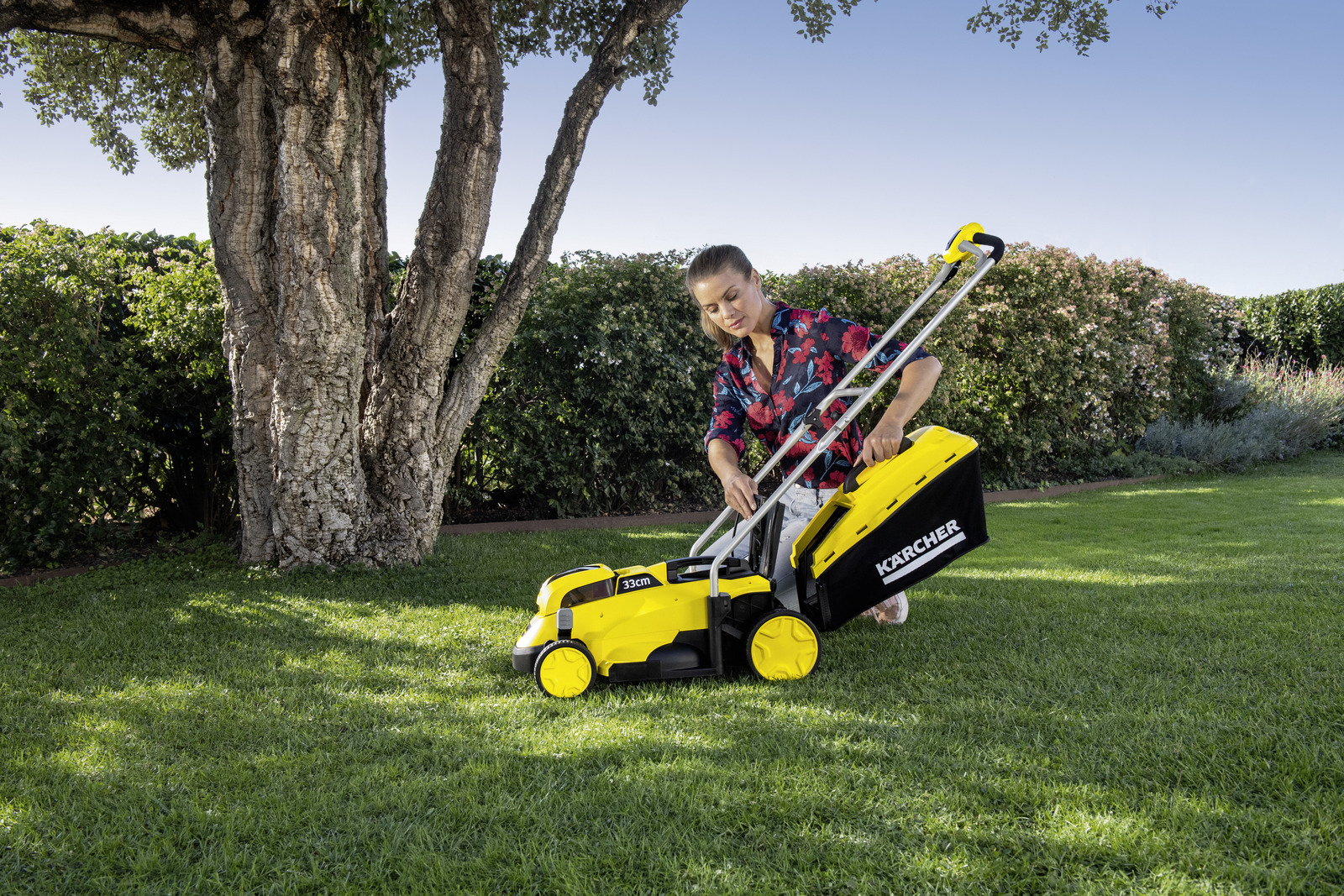 GARDENA 15-inch Cordless Hand Reel Lawn Mower