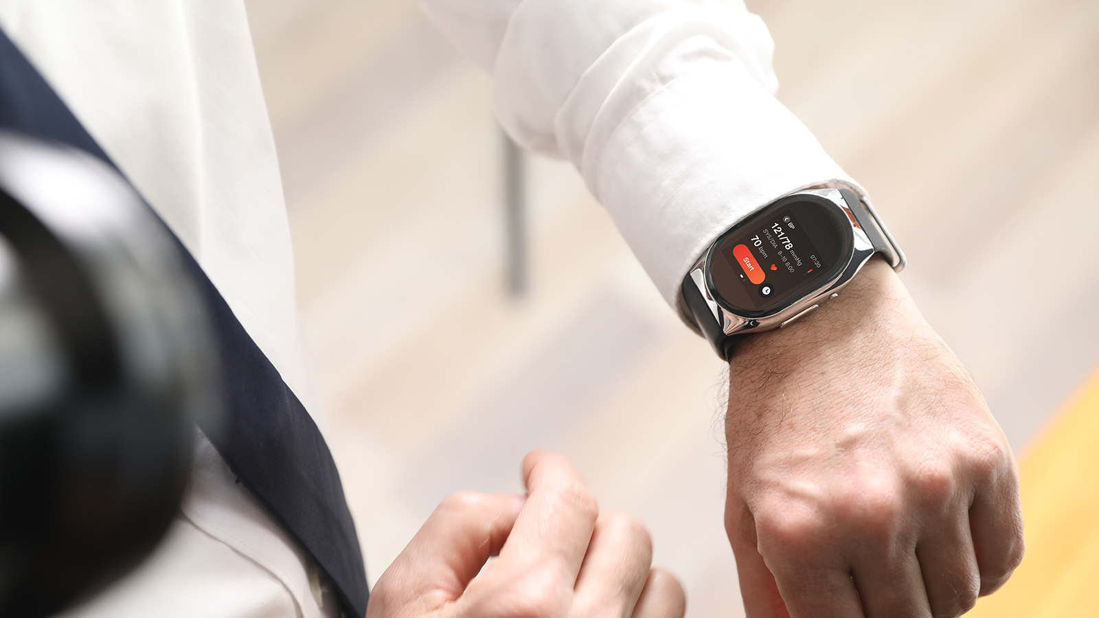 YHE BP Doctor Pro Smartwatch review - it's a blood pressure cuff