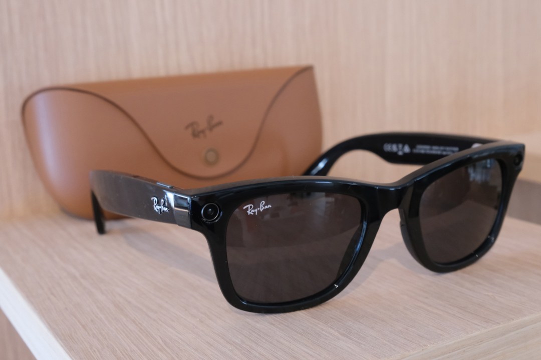 Ray Ban Meta smart glasses gloss black with case