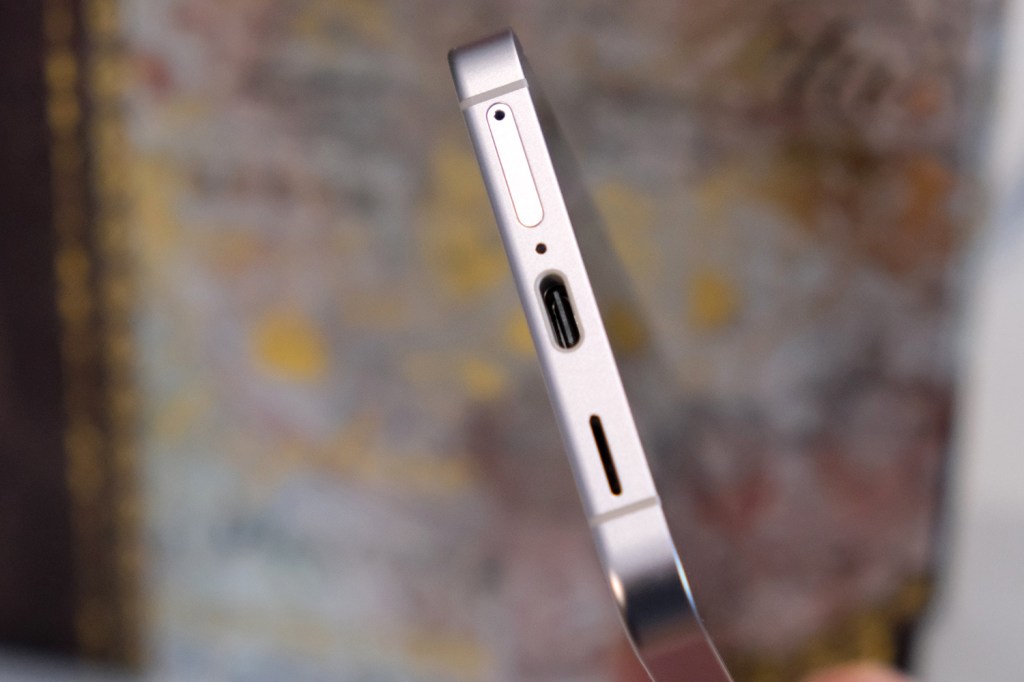 Samsung Galaxy S24 hands-on USB-C port