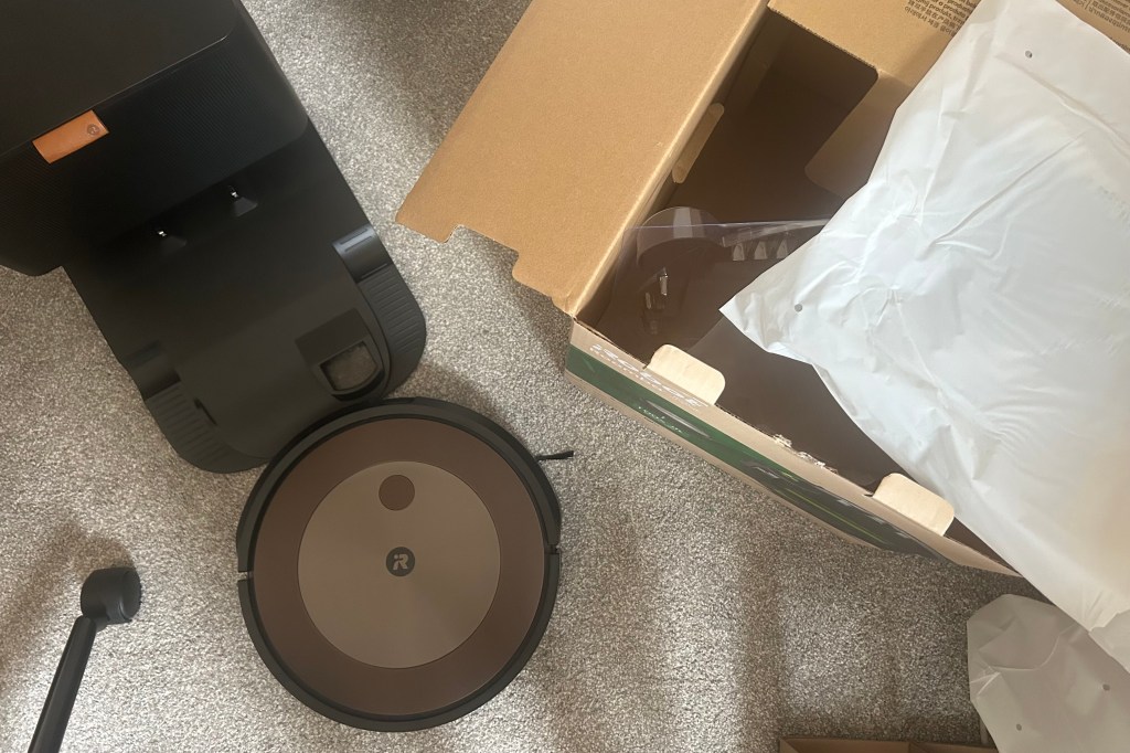 iRobot Roomba j9+ unboxing