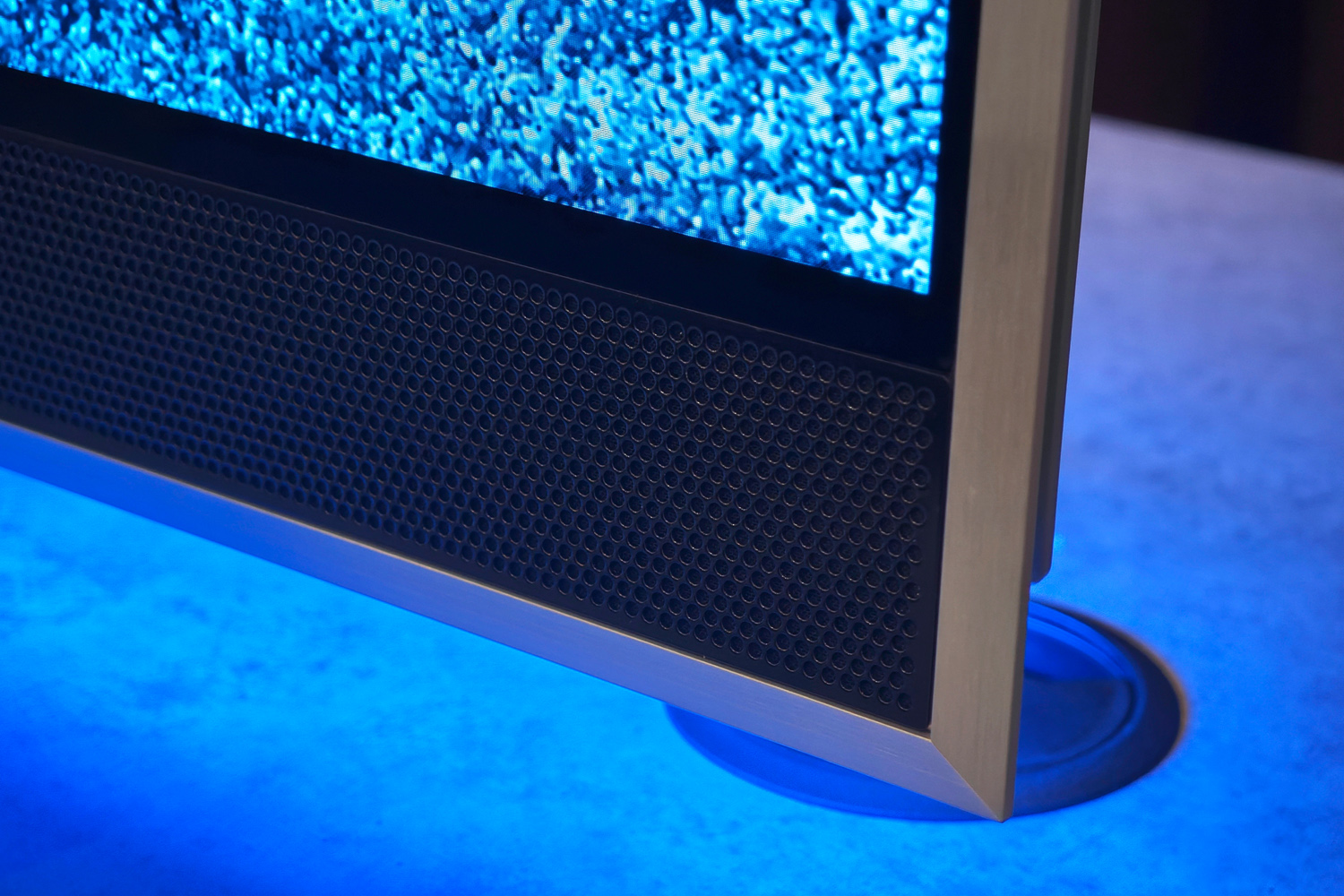 Loewe Stellar TV hands-on speakers