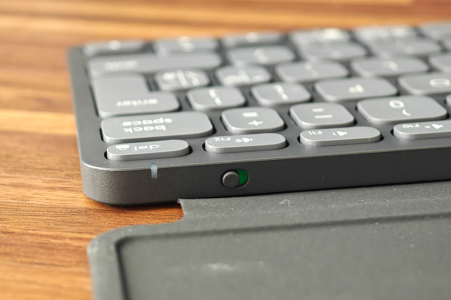 Logitech Keys-to-go 2 hands-on power