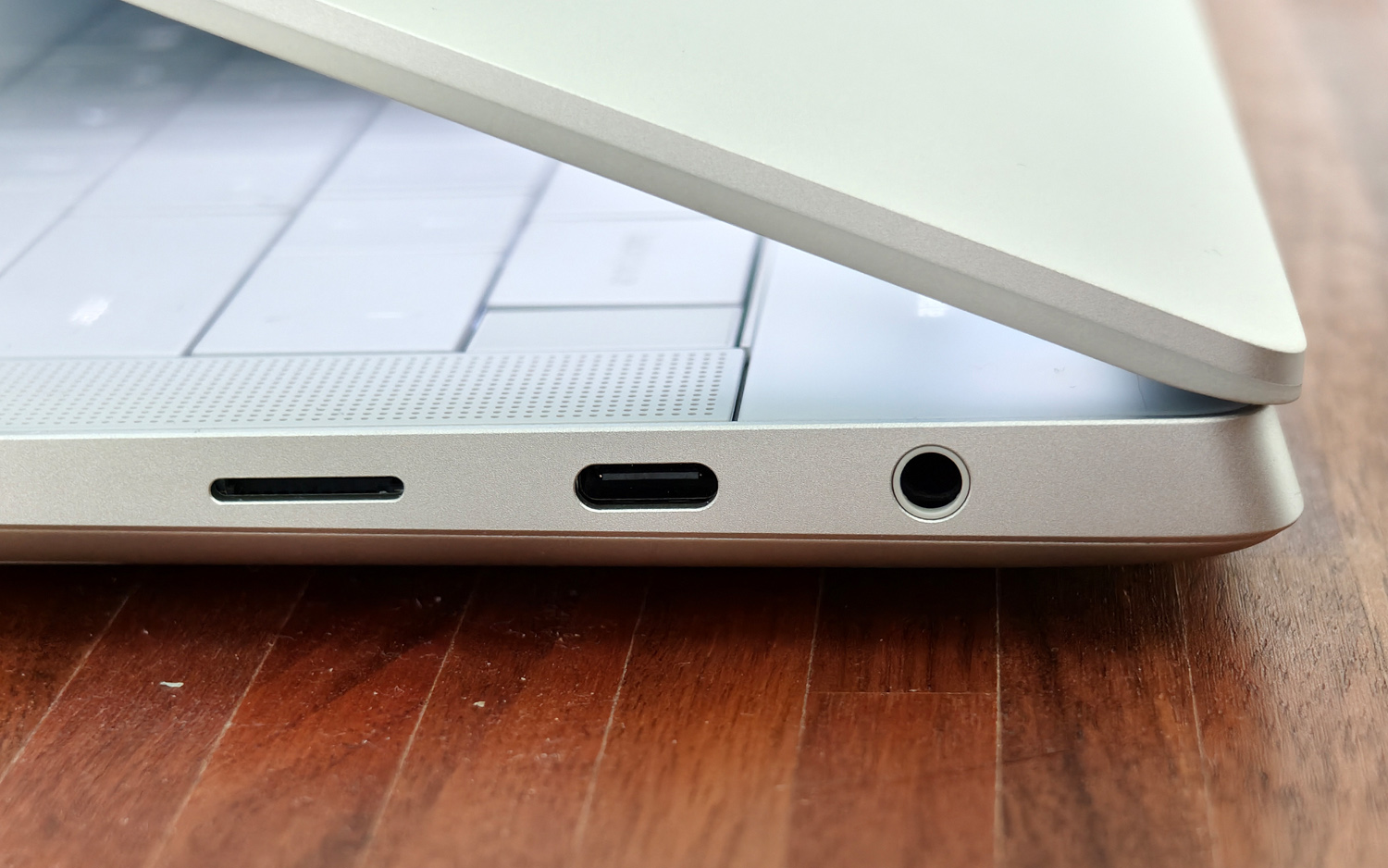 Dell XPS 14 review ports right