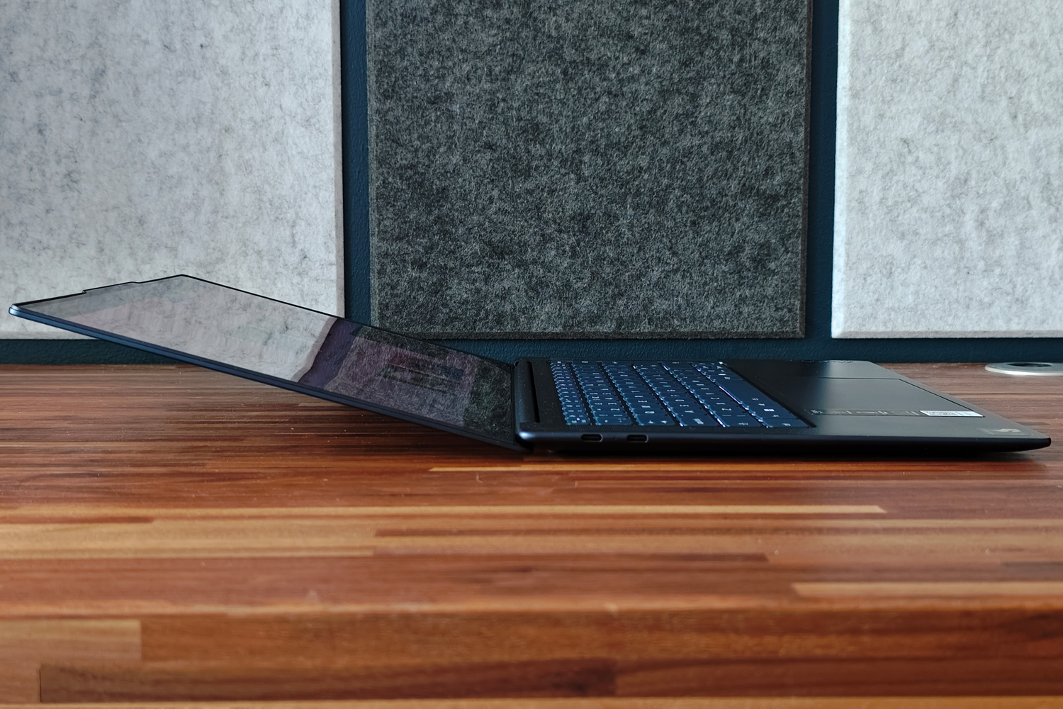 Lenovo Yoga Slim 7x review hinge