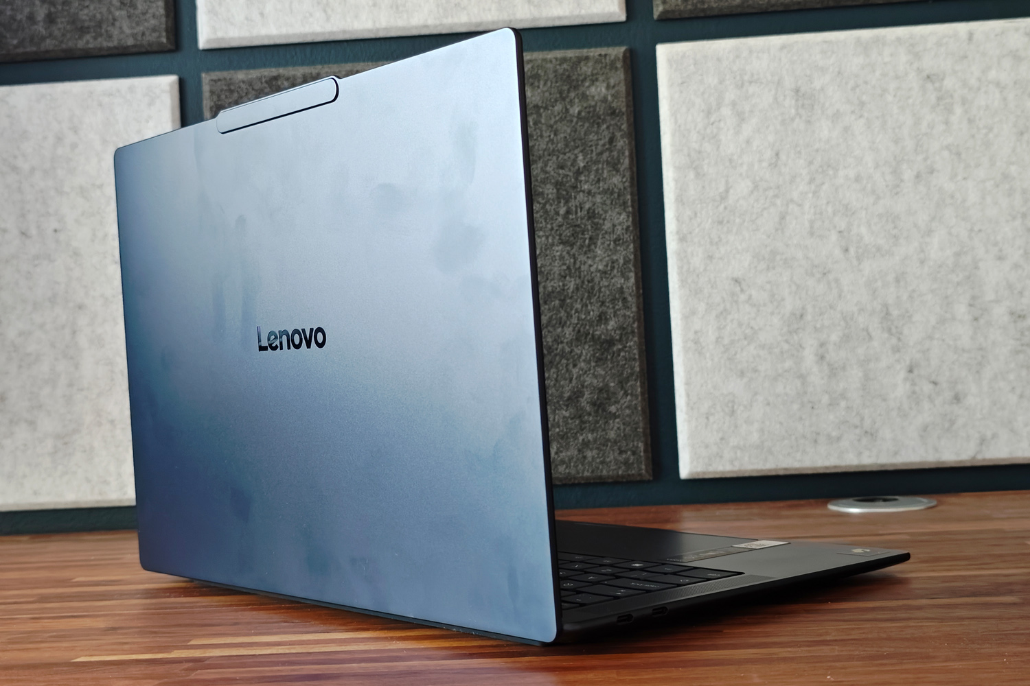 Lenovo Yoga Slim 7x review lid