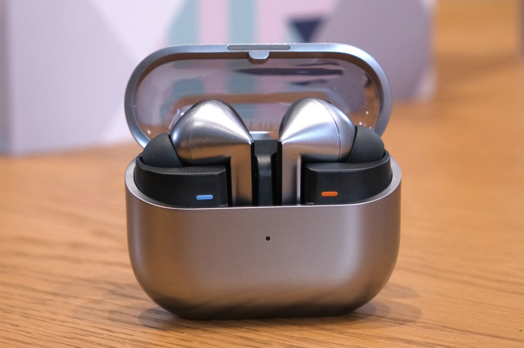 Samsung Galaxy Buds3 Pro hands-on in case