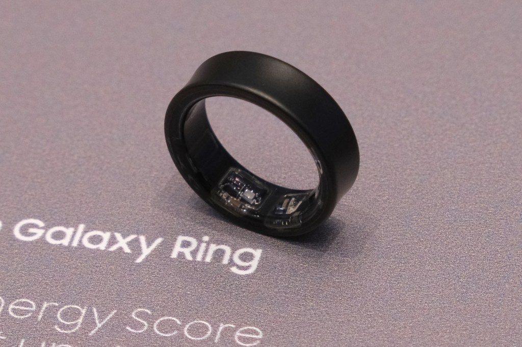 Samsung Galaxy Ring hands-on black