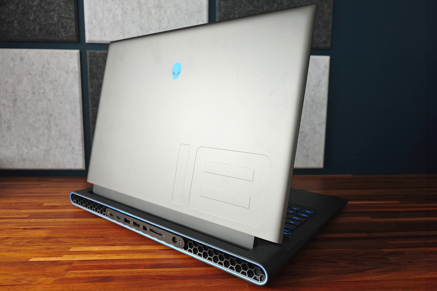 Alienware M18 R2 review lid