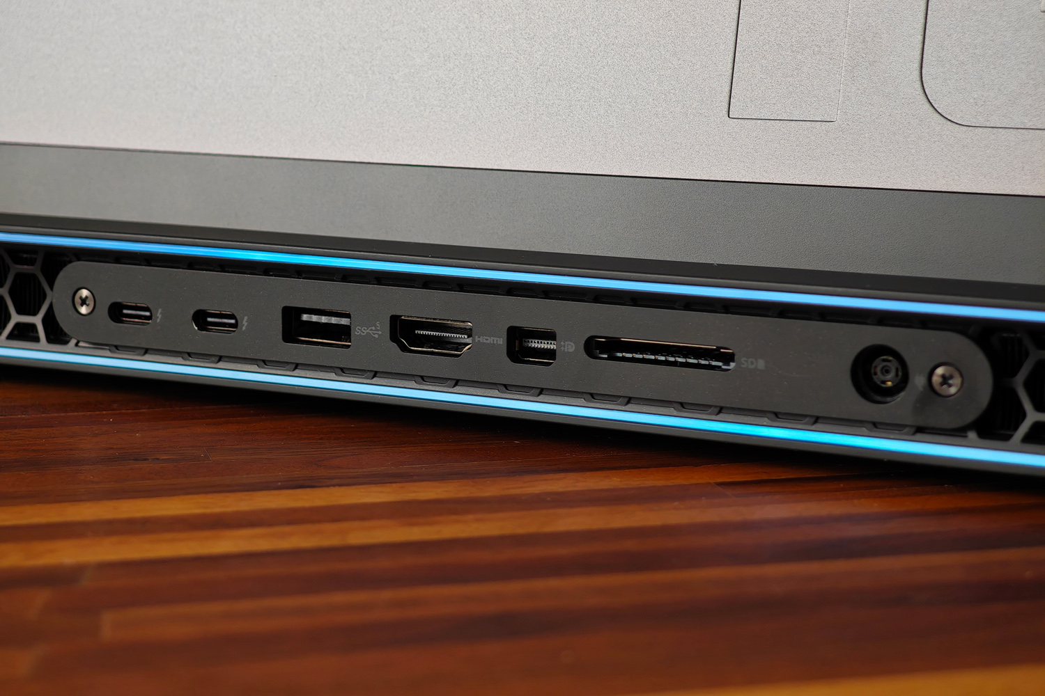 Alienware M18 R2 review ports rear