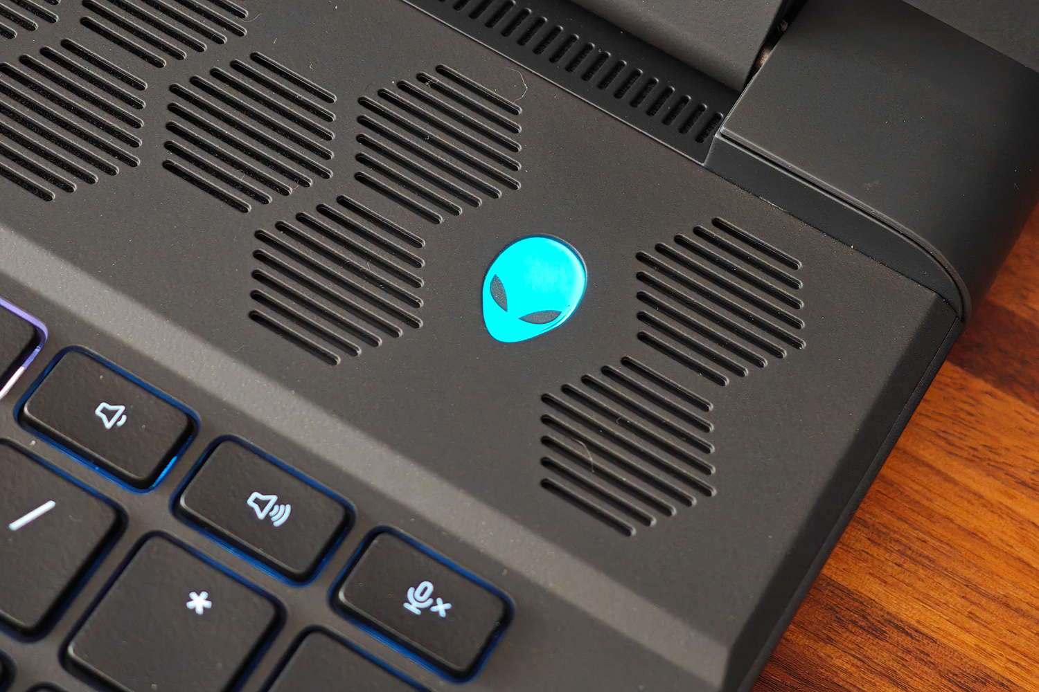 Alienware M18 R2 review power button