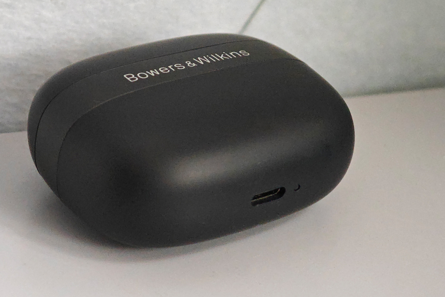 Bowers & Wilkins Pi8 review case charging