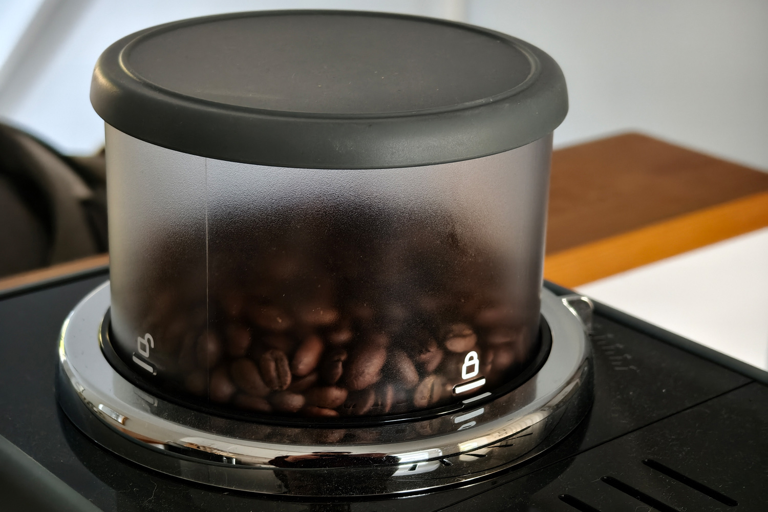 DeLonghi Rivelia review coffee hopper