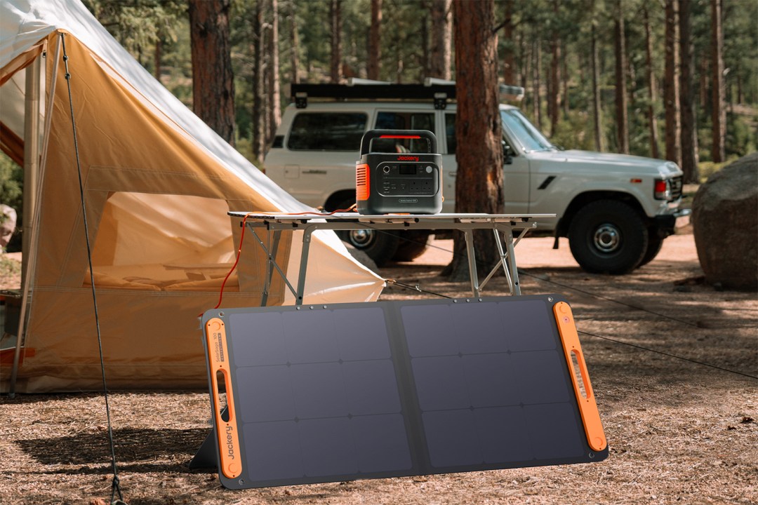 Jackery E1000 V2 and solar panel lifestyle camping