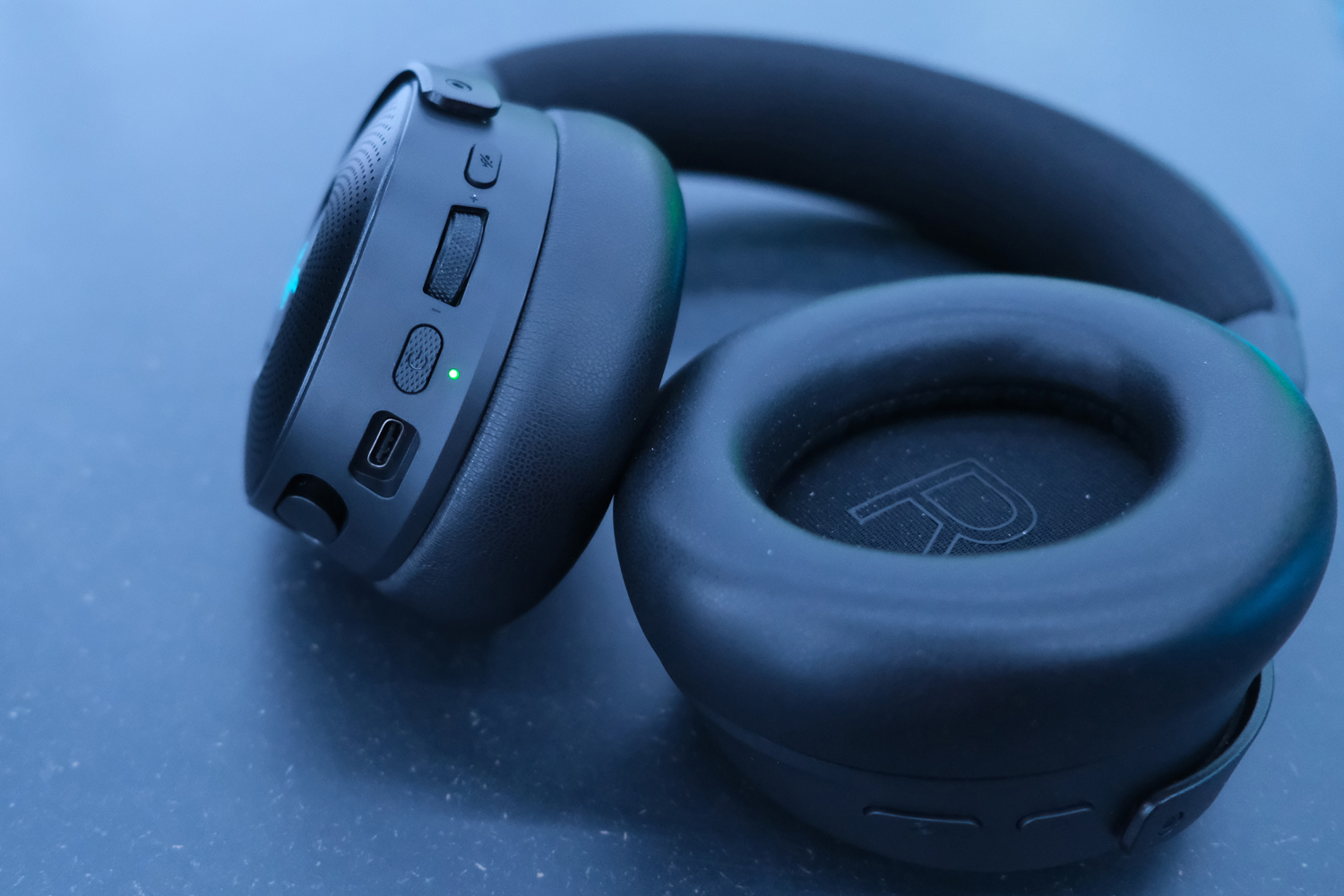 Razer Kraken V4 Pro hands-on device controls