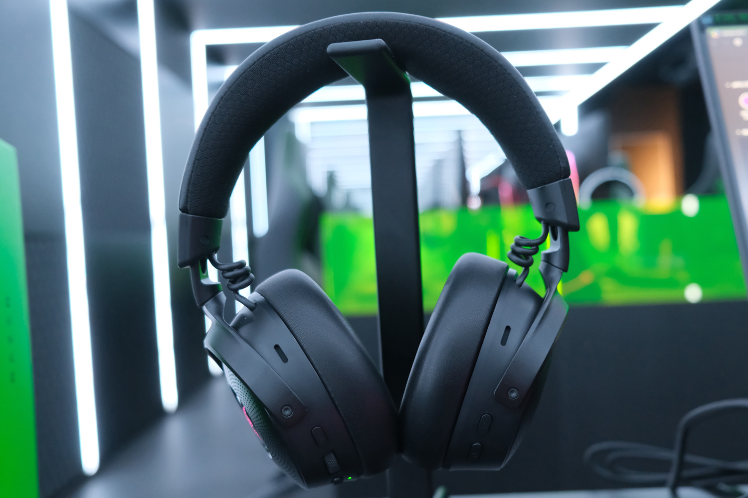 Razer Kraken V4 Pro hands-on face on