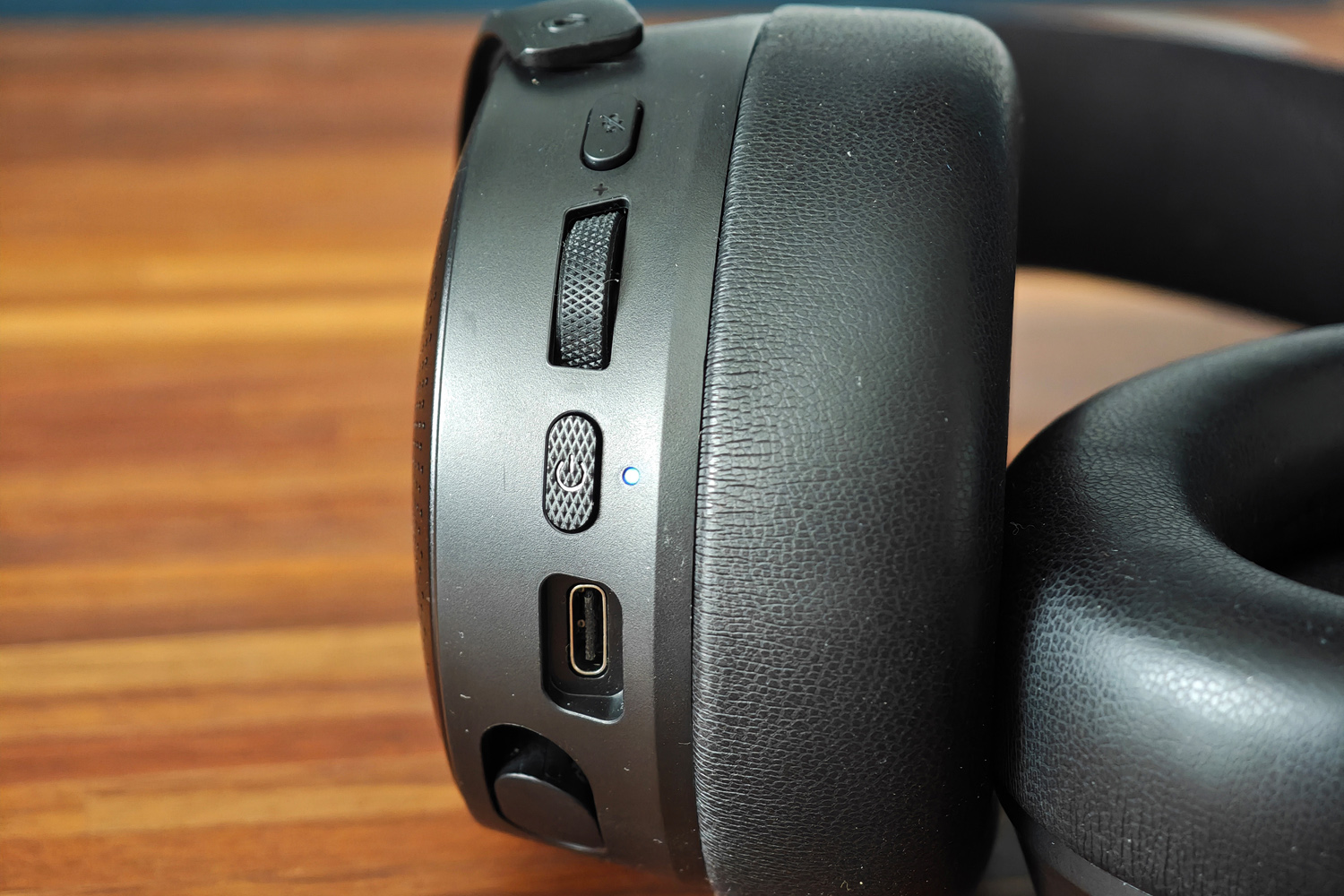 Razer Kraken V4 Pro review power button