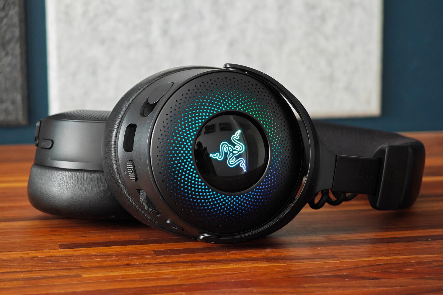 Razer Kraken V4 Pro review side