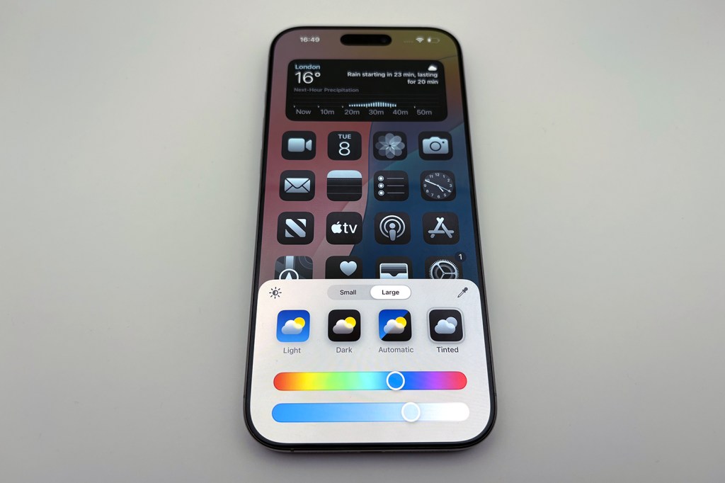 iOS 18 software customisation.