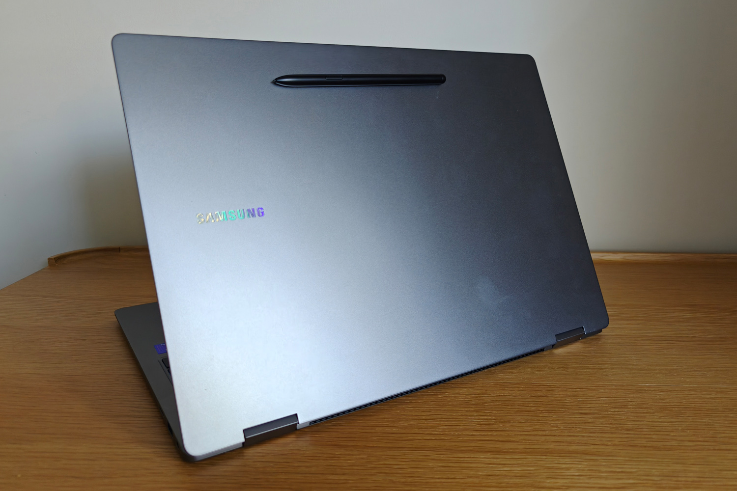 Samsung Galaxy Book5 Pro 360 review lid