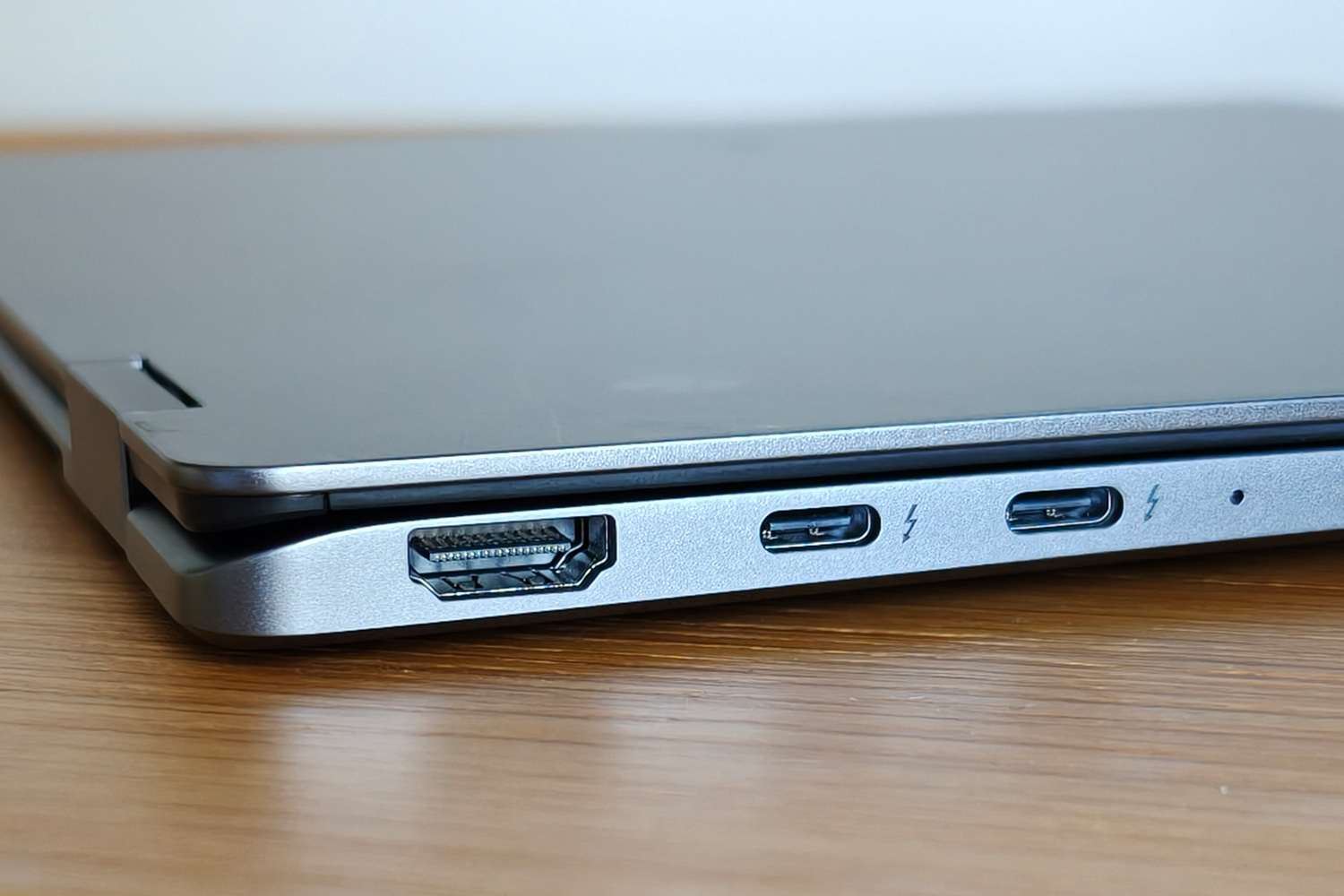 Samsung Galaxy Book5 Pro 360 review ports left