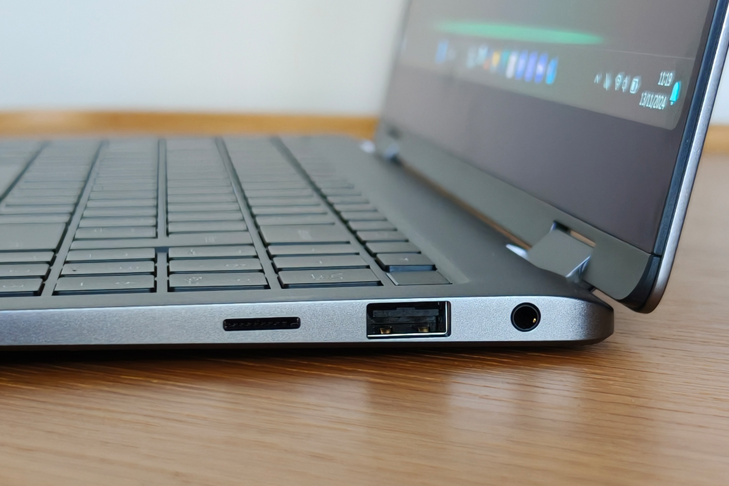 Samsung Galaxy Book5 Pro 360 review ports right