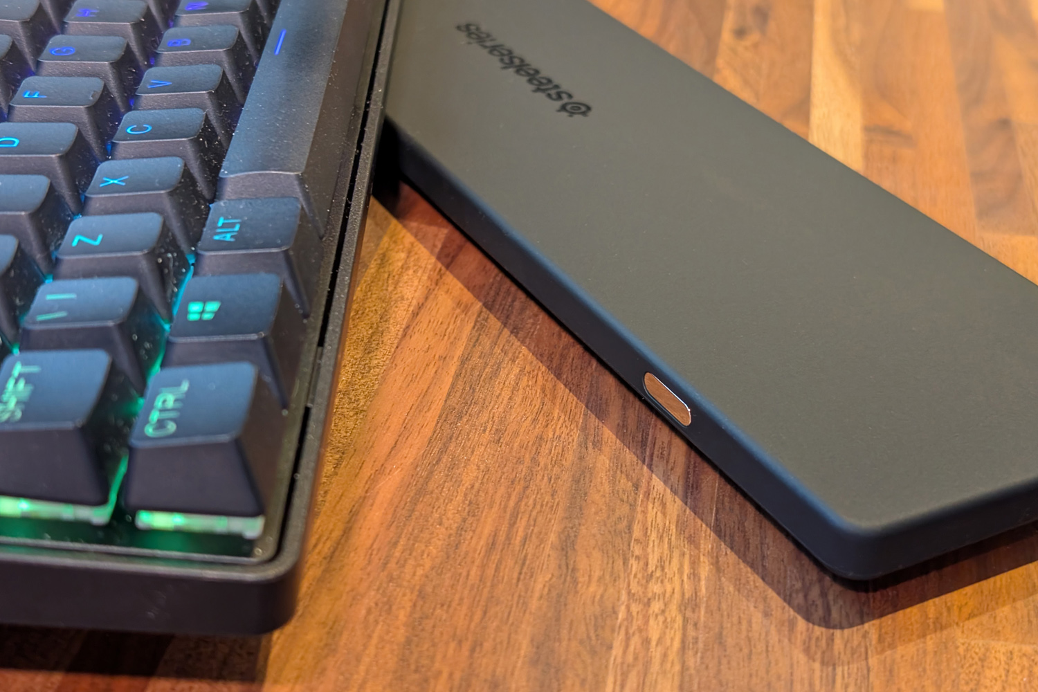 Steelseries Apex Pro Gen 3 review wrist rest magnets