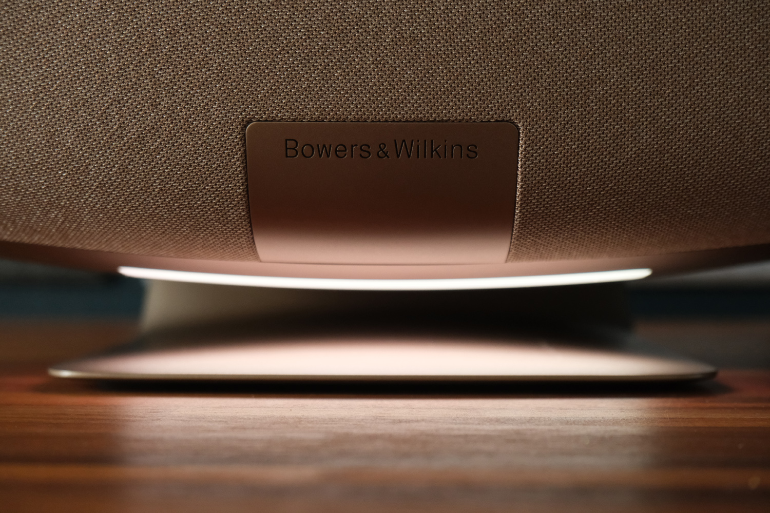 Bowers Wilkins Zeppelin Pro Edition review ambient light