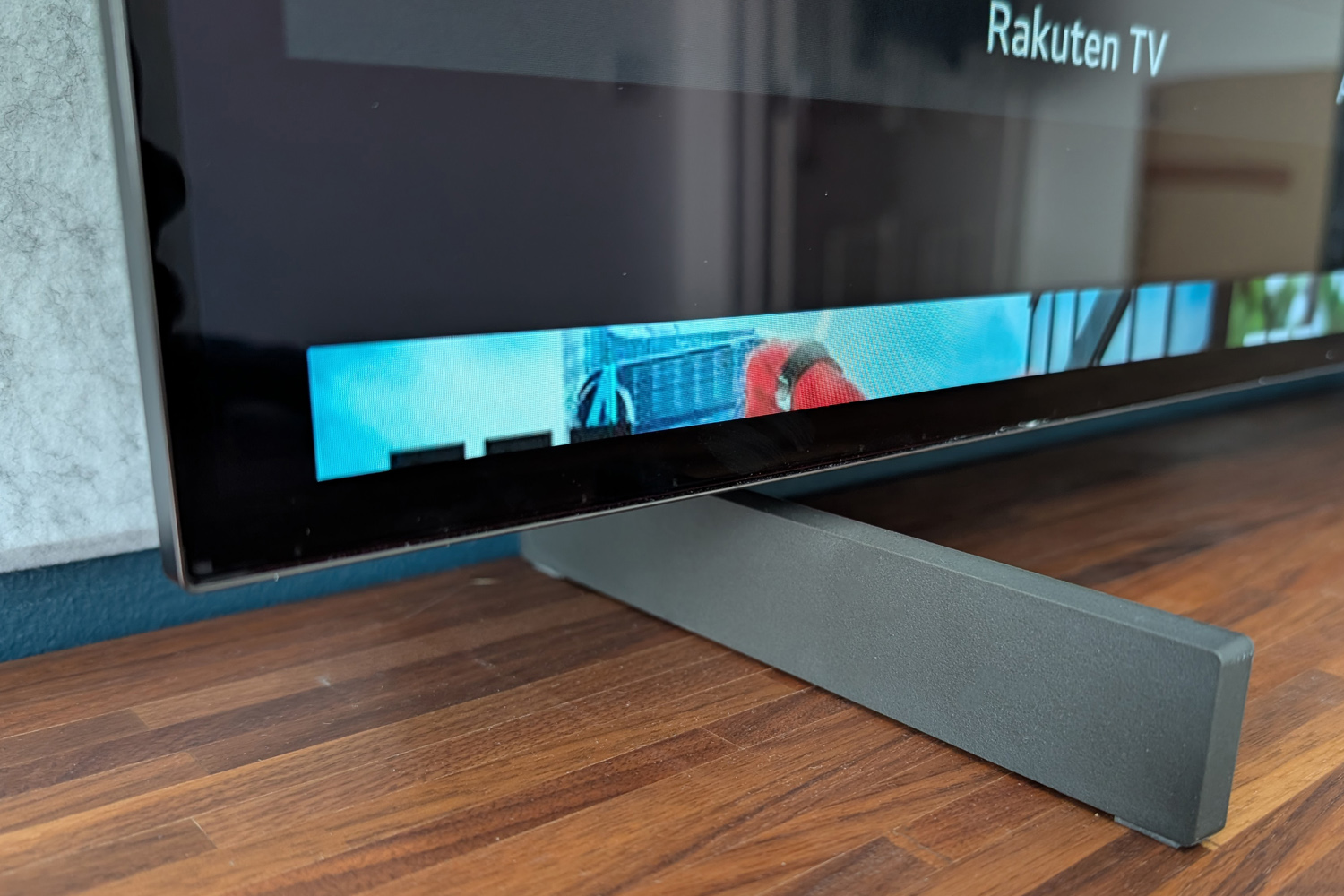 LG C4 OLED 42in review feet