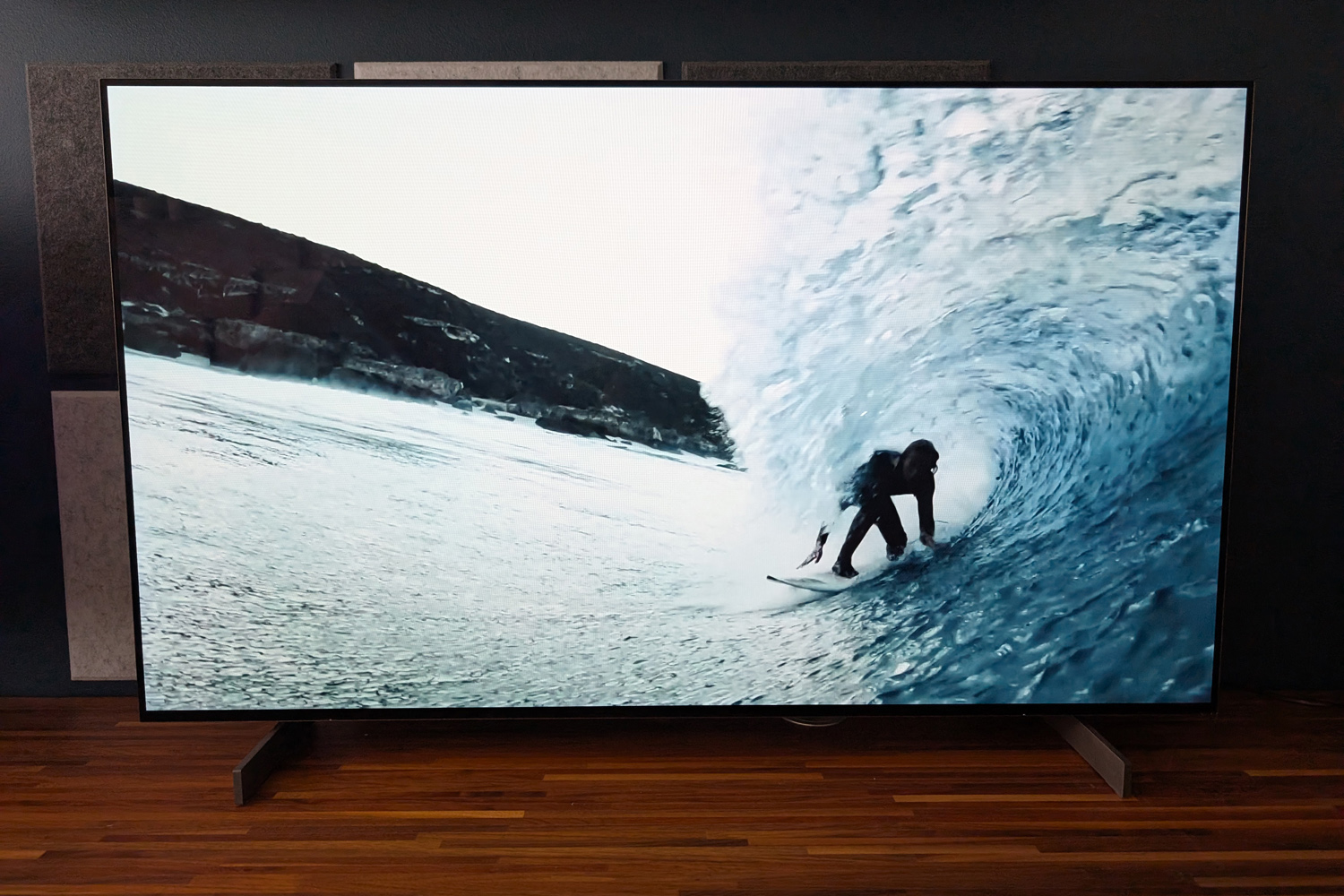 LG C4 OLED 42in review surfing