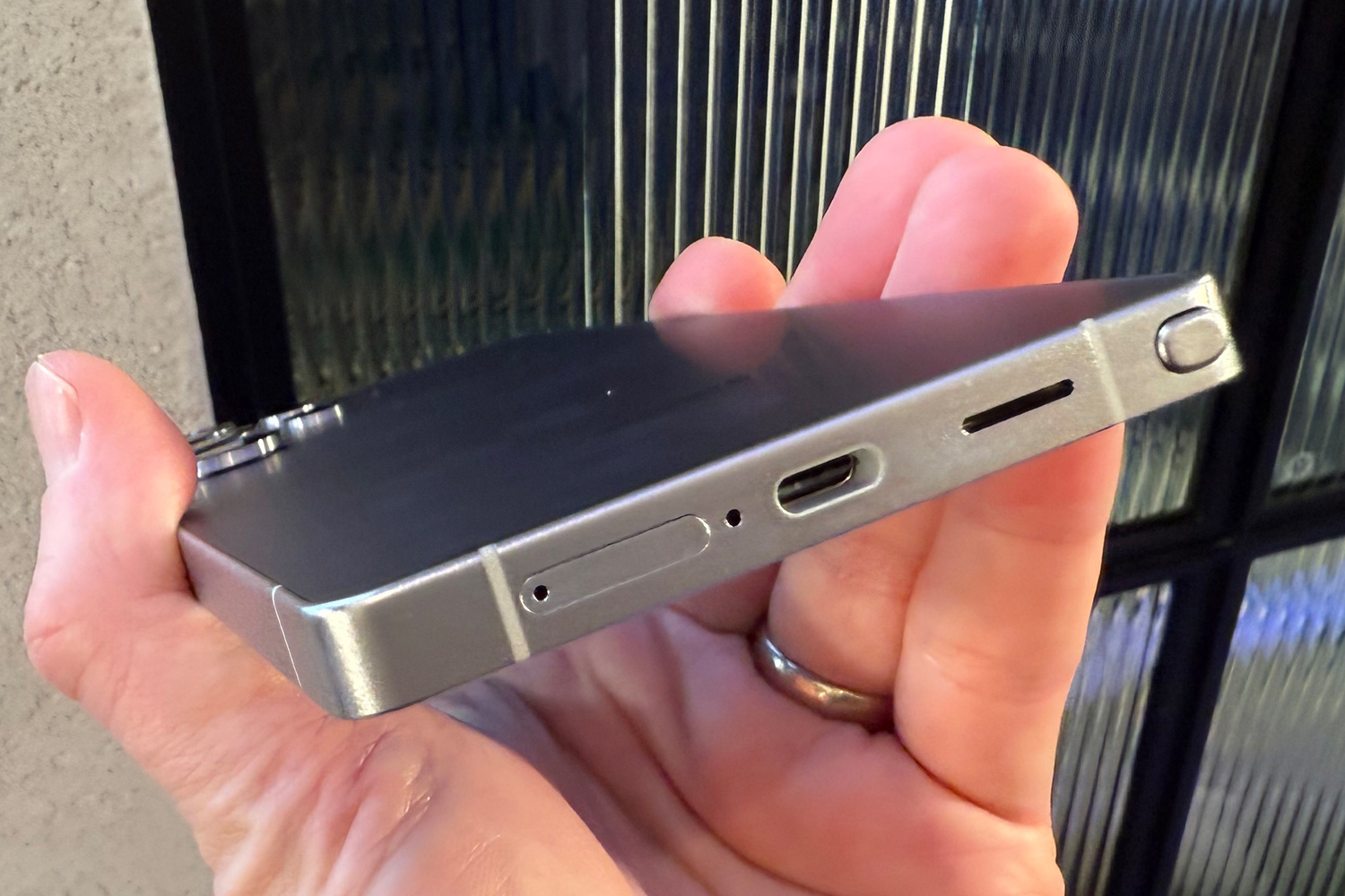 Samsung Galaxy S25 Ultra hands-on USB