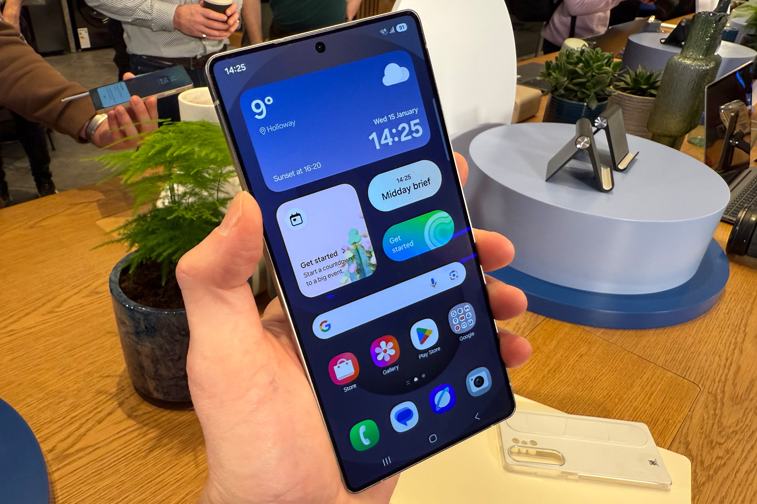 Samsung Galaxy S25 Ultra hands-on in hand front