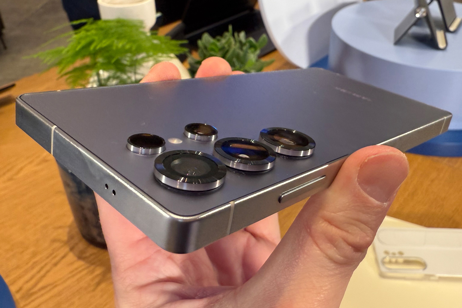 Samsung Galaxy S25 Ultra hands-on rear camera bezel