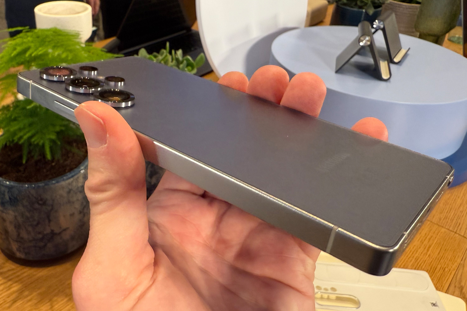 Samsung Galaxy S25 Ultra hands-on titanium frame