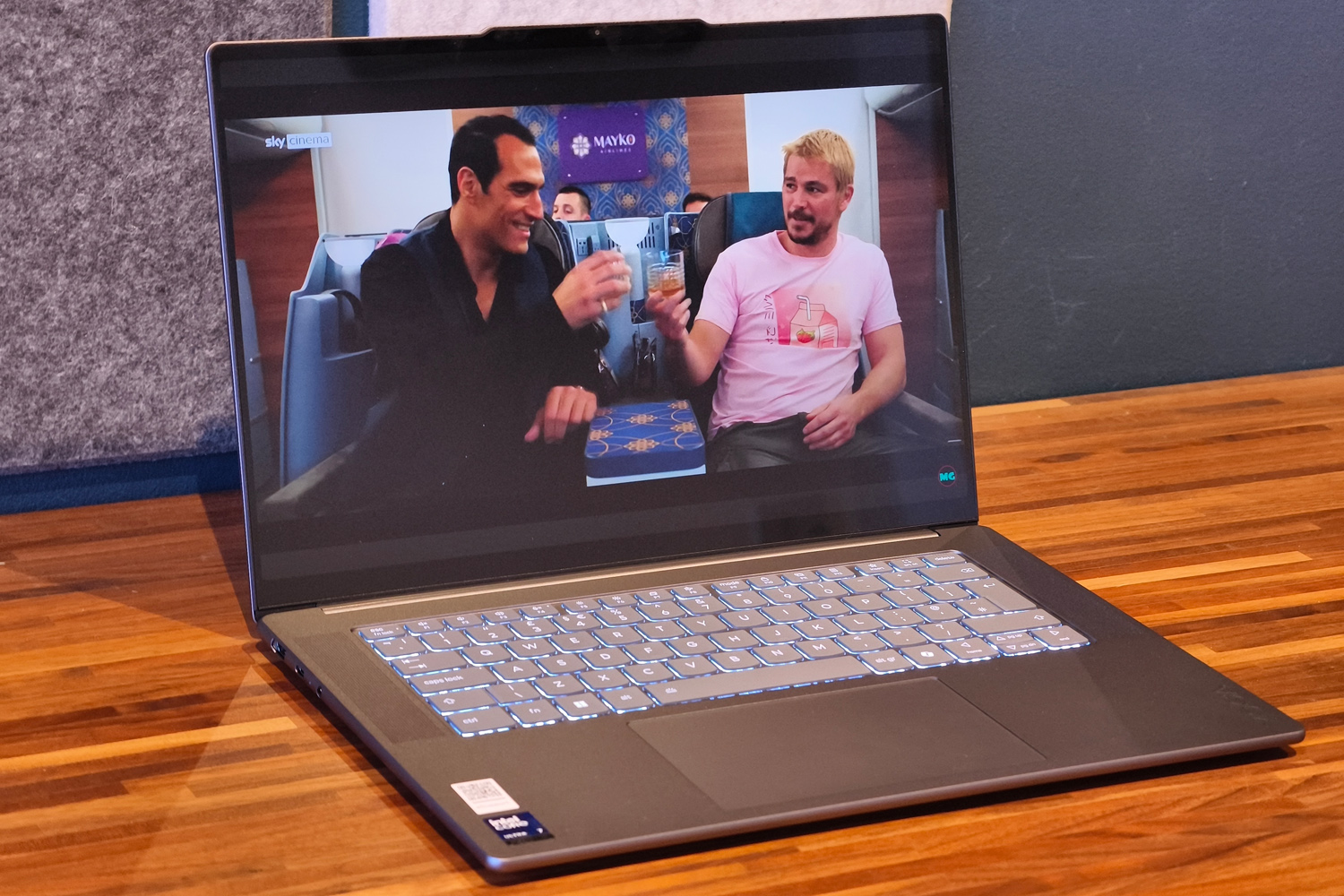 Lenovo Yoga Slim 7i Aura Edition review display