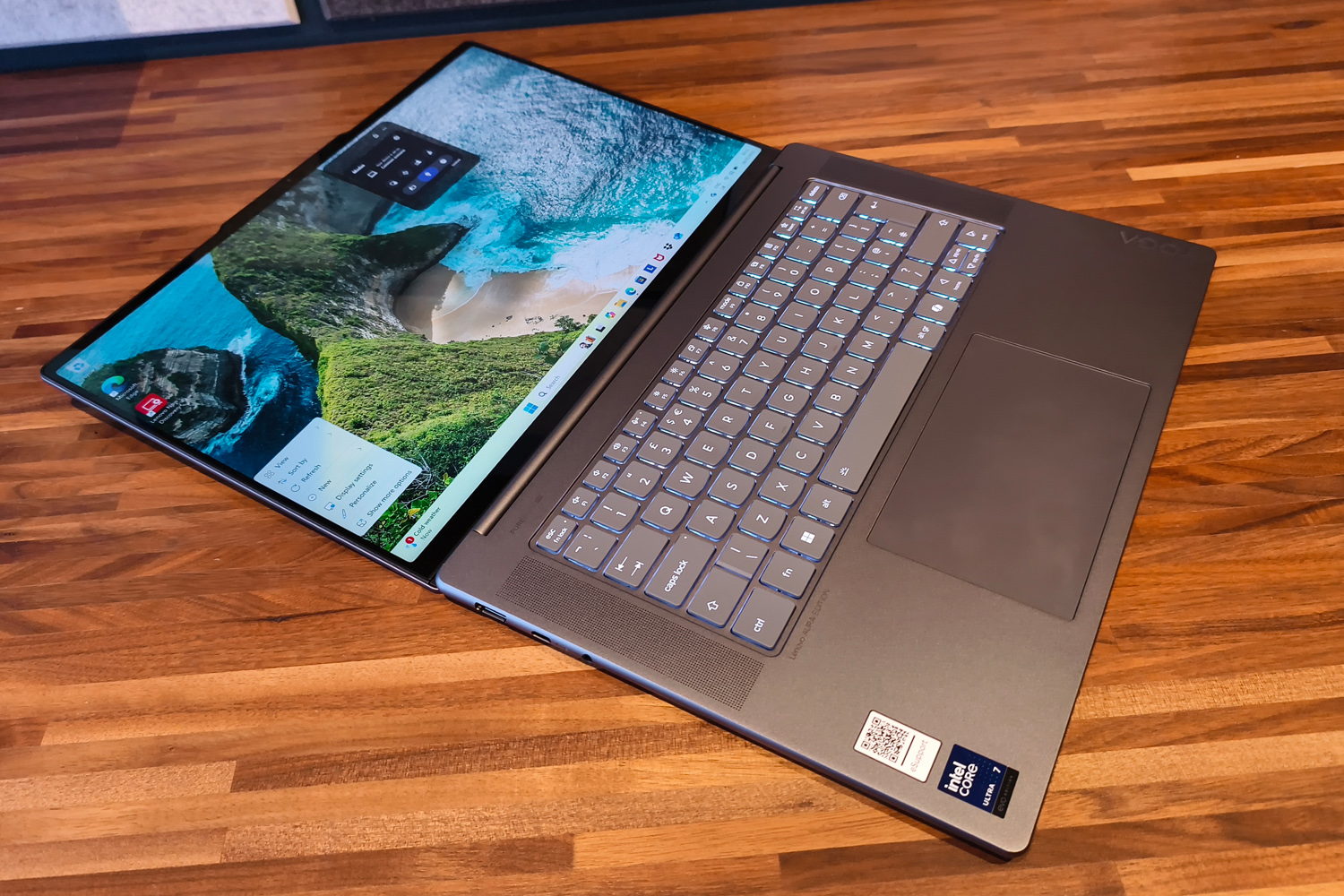 Lenovo Yoga Slim 7i Aura Edition review flat