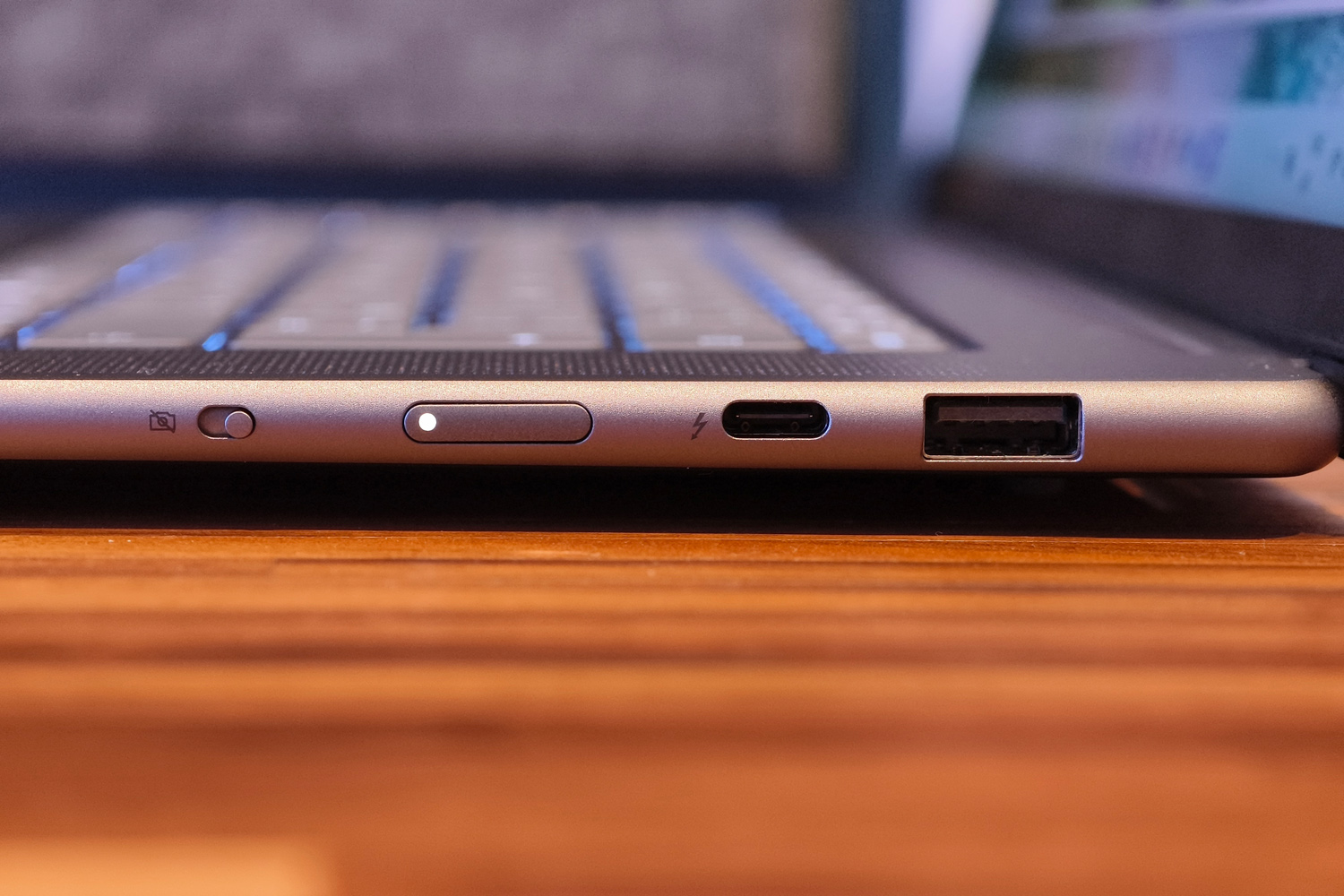 Lenovo Yoga Slim 7i Aura Edition review ports left