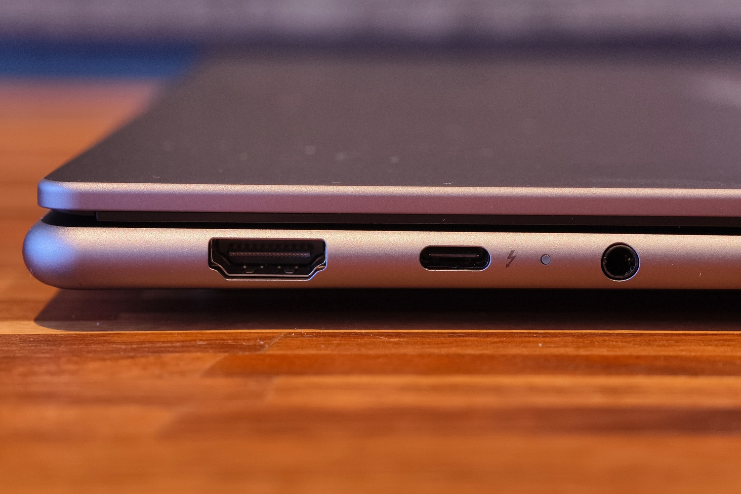 Lenovo Yoga Slim 7i Aura Edition review ports right